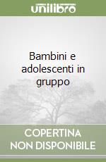 Bambini e adolescenti in gruppo libro