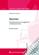 Stranieri. Procedimenti per l'accoglimento e l'allontanamento libro