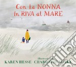 Con la nonna in riva al mare. Ediz. a colori libro