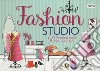 Fashion studio. 50 favolosi outfit da realizzare. Ediz. a colori. Con gadget libro di Moslin Helen