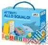 Attenti allo squalo! Valigetta con carte e stickers. Ediz. a colori. Con 44 carte libro di Trevisan Irena