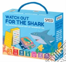 Watch out for the shark. Valigetta con carte e stickers. Ediz. a colori. Con 44 carte. Con 40 Adesivi