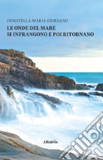 Le onde del mare si infrangono e poi ritornano