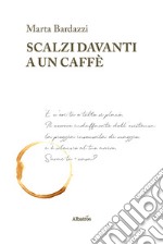 Scalzi davanti a un caffè libro