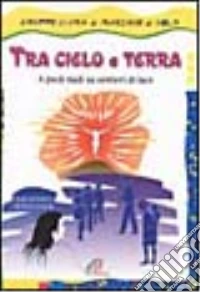 Tra cielo e terra. A piedi nudi su sentieri di luce libro