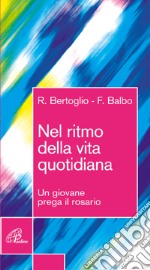 Nel ritmo della vita quotidiana. Un giovane prega il rosario