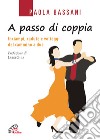 A passo di coppia. Inciampi, cadute e volteggi del cammino a due libro di Bassani Paola