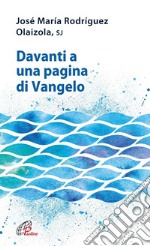 Davanti a una pagina di vangelo libro