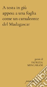 A testa in giù appesa a una foglia come un camaleonte del Madagascar libro