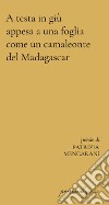 A testa in giù appesa a una foglia come un camaleonte del Madagascar libro