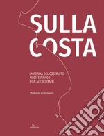 Sulla costa. La forma del costruito mediterraneo non accreditato. Ediz. inglese e italiano libro