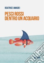 Pesci rossi dentro un acquario