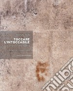 Toccare l'intoccabile. Un artigiano della materia. In dialogo con Cristiana Fanelli libro