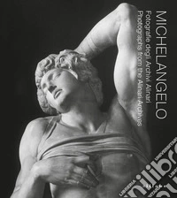 Michelangelo. Fotografie degli Archivi Alinari-Photographs from the Alinari Archives. Ediz. bilingue libro