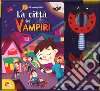 La città dei vampiri. Investigalibri. Ediz. a colori. Con gadget libro