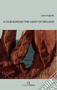A film across the light of Ireland. Ediz. inglese e italiana libro