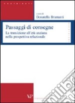 Passaggi di consegne. La transizione all'età anziana nella prospettiva relazionale libro