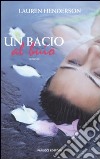 Un bacio al buio libro di Henderson Lauren