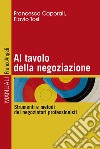 Al tavolo della negoziazione. Strumenti e metodi dei negoziatori professionisti libro