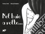 Nel buio a volte.... Ediz. illustrata libro