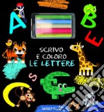 Scrivo e coloro le lettere. Ediz. a colori. Con gessetti libro