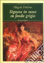 Signora in rosso su fondo grigio