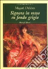 Signora in rosso su fondo grigio libro