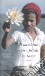 Il bambino con i petali in tasca