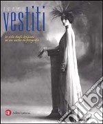 Vestiti. Lo stile degli italiani in un secolo di fotografie libro