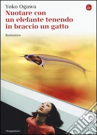 Nuotare con un elefante tenendo in braccio un gatto libro