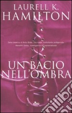 Un bacio nell'ombra libro