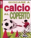 Giocare a calcio al coperto. Con gadget libro