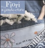 Fiori a punto croce. Ediz. illustrata libro