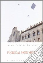 Fuori dal monumento libro