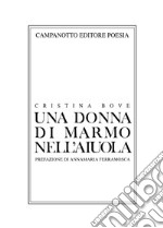 Una donna di marmo nell'aiuola libro