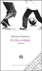 It's five o'clock. Ediz. italiana libro