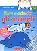 Gioca con Micio. Libro di adesivi. Gli animali libro