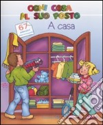 A casa. Ogni cosa al suo posto. Con adesivi libro