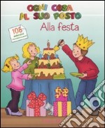 Alla festa. Ogni cosa al suo posto. Con adesivi libro