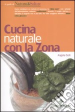 Cucina naturale con la zona libro