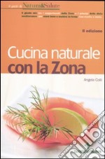 Cucina naturale con la zona libro