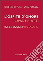 L'ospite d'onore lava i piatti. Due generazioni allo specchio