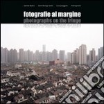 Fotografie al margine. Dalla società dell'immagine della società. Ediz. italiana e inglese libro