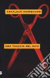 Una traccia nel buio libro