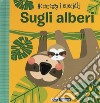 Sugli alberi. Accarezza i cuccioli. Ediz. a colori libro