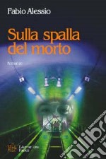 Sulla spalla del morto