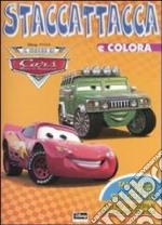 Il mondo di Cars. Con adesivi. Ediz. illustrata libro