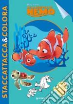 Alla ricerca di Nemo. Staccattacca e colora. Con adesivi. Ediz. illustrata libro