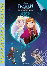 La magia delle luci del Nord. Staccattacca e colora. Con adesivi libro