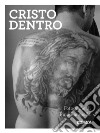 Cristo dentro libro